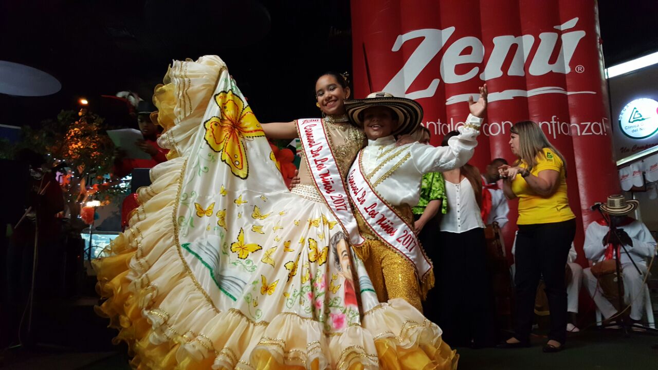 Alejandra y Gabriel reciben bandas oficiales como Reyes del Carnaval de los Niños