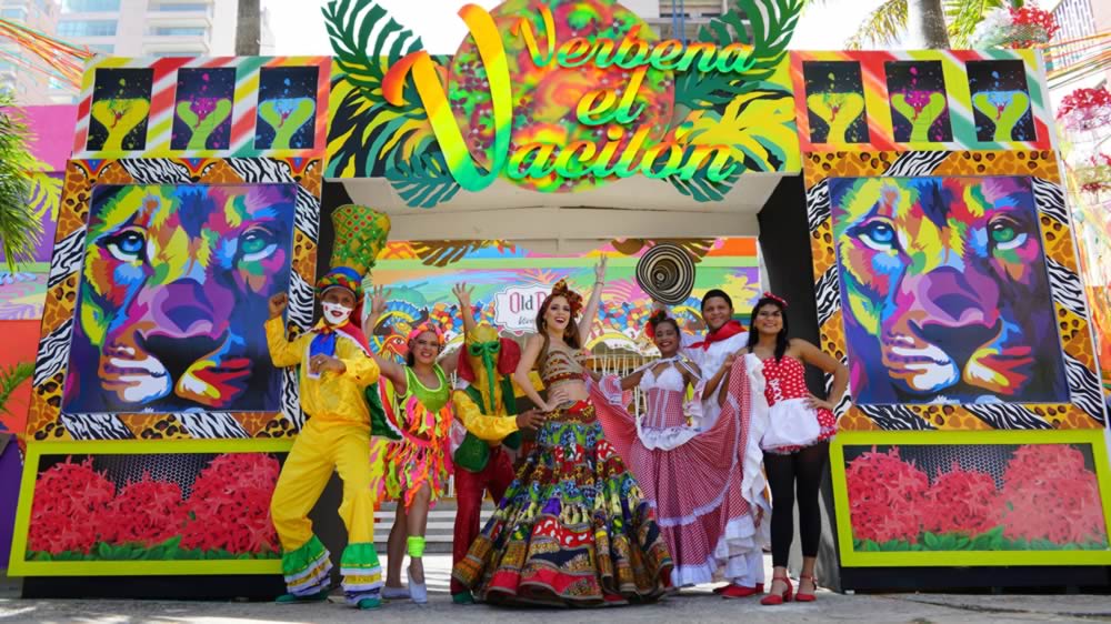 Stephanie Mendoza rinde homenaje a las verbenas del Carnaval en su Palacio Real