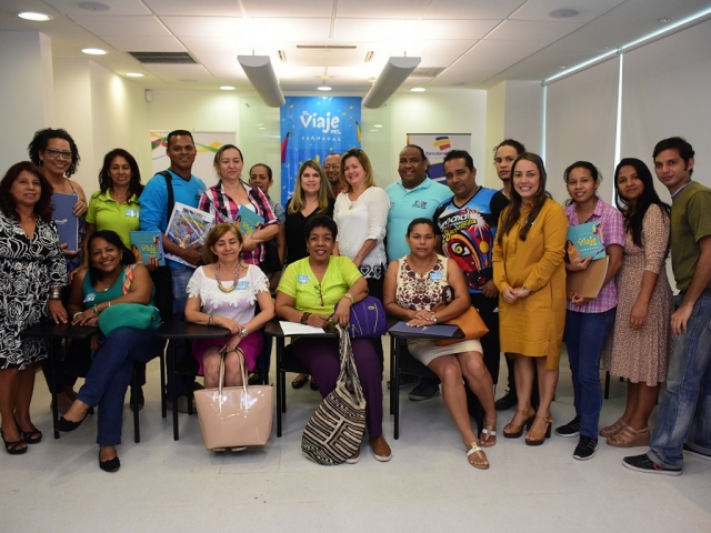 Grupo de docentes en compañía de Diana Lozano, gerente gestión comercial región caribe de Bancolombia y equipo de Carnaval.