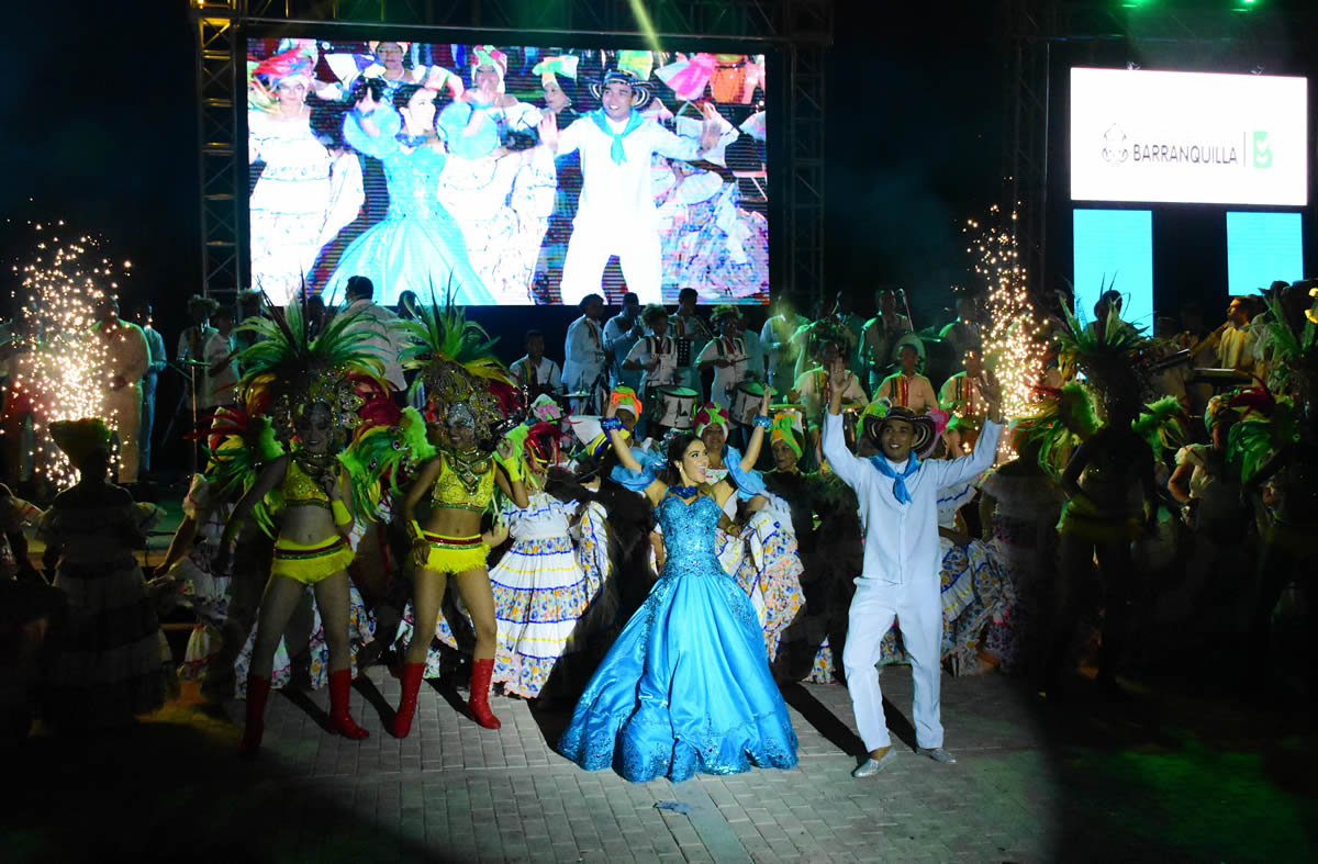 La muestra folclórica contó con 300 bailarines en escena.