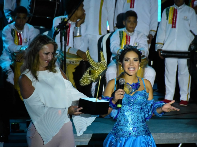La Reina del Carnaval Valeria Abuchaibe entregó a Paula Cortés presidenta de Anato la máscara de Torito como una invitación al Carnaval 2018.