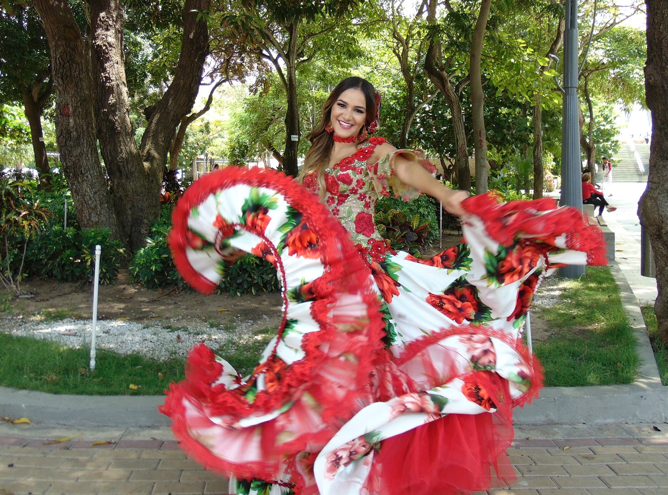 La Reina del Carnaval Valeria Abuchaibe celebra su cumpleaños con un recorrido salsero