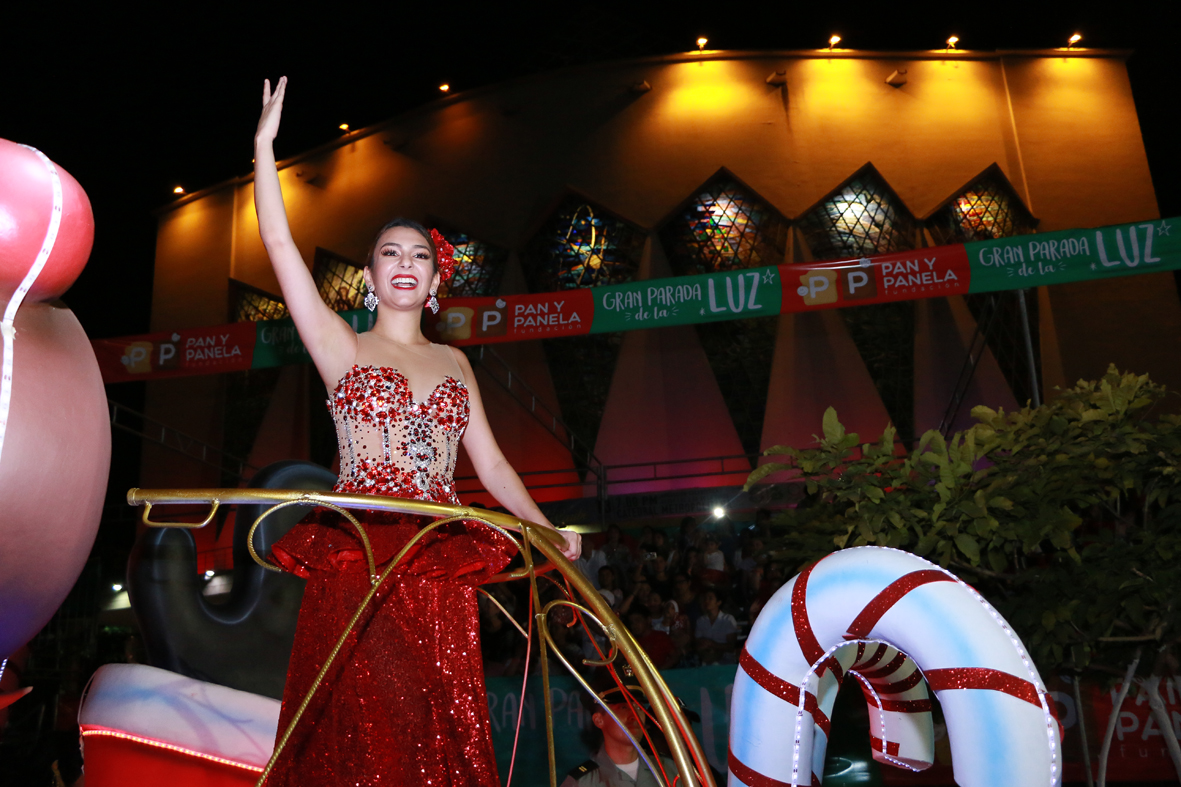 Monarquía del Carnaval de Barranquilla, engalanó ‘La Gran Parada de la Luz’