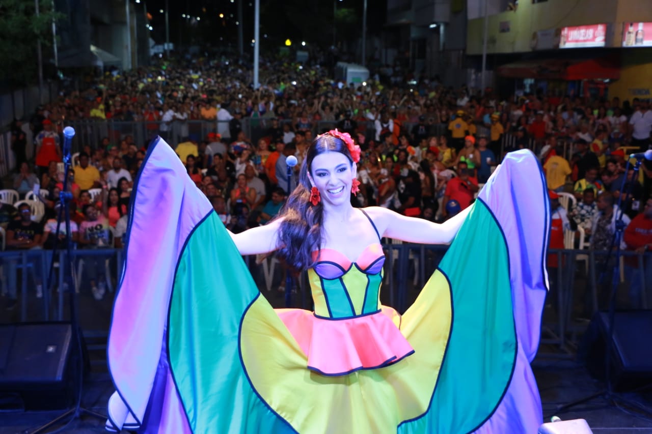 El Carnaval se tomó Barrio Abajo con Viernes de Reina y la Verbena ‘La Gozadera’