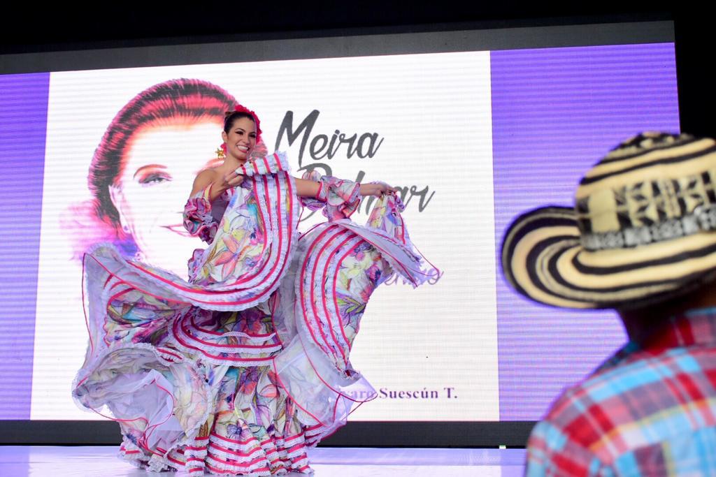 La Reina del Carnaval de Barranquilla 2020 Isabella Chams Vega prendió la fiesta literaria en el Malecón del Río, rindiendo tributo a su tía abuela, la poetisa Barranquillera Meira Delmar.